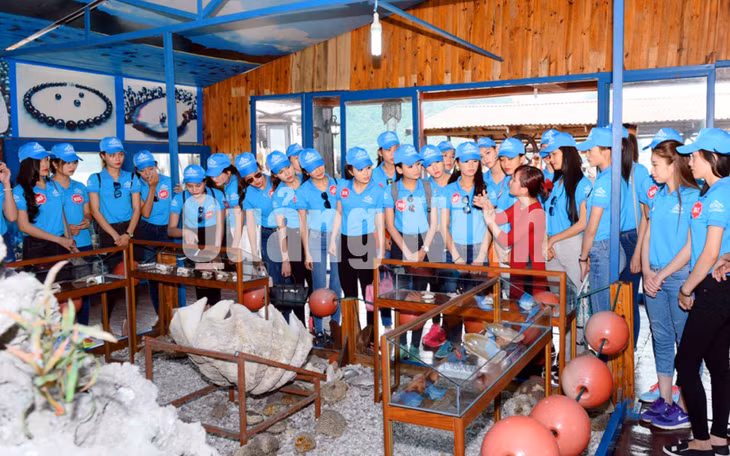 Tới đây, du khách được tham quan một bảo tàng thu nhỏ về nghề nuôi ngọc trai. Ảnh: Tạ Quân