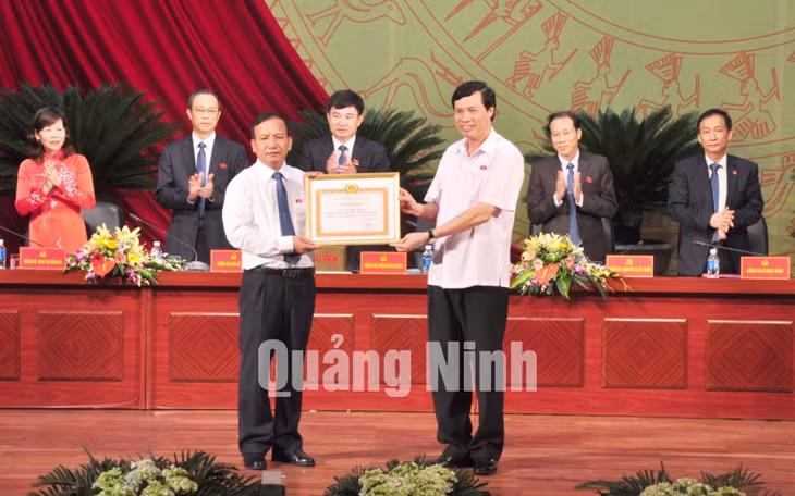 Đồng chí Nguyễn Đức Long, Phó Bí thư Tỉnh uỷ, Chủ tịch UBND tỉnh tặng bằng khen của Tỉnh uỷ cho đồng chí Vũ Viết Cường, nguyên Phó Bí thư Đảng uỷ Than Quảng Ninh khóa III.