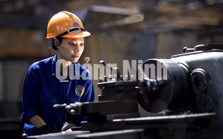 Nữ thợ tiện (Công ty Than Cao Sơn) (5-2020). Ảnh: Dương Phượng Đại