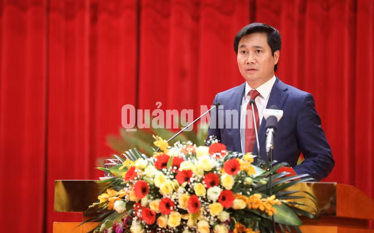 Chủ tịch UBND tỉnh Nguyễn Tường Văn phát biểu tại Kỳ họp.