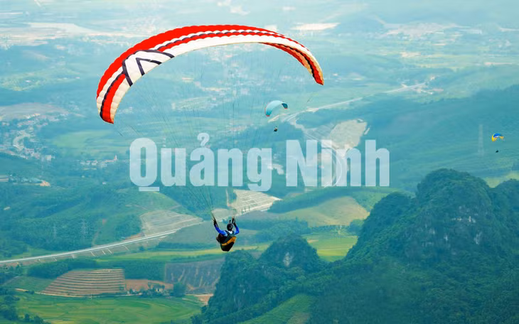 Bay dù tại xã Sơn Dương, Hoành Bồ (10-2019). Ảnh: Đỗ Phương