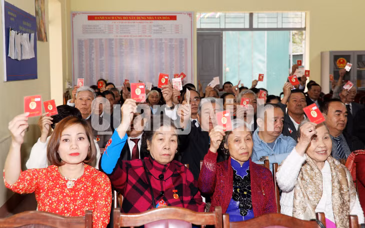 Đại biểu khu 6, phường Bãi Cháy, TP Hạ Long biểu quyết thông qua công tác nhân sự bầu chi ủy chi bộ nhiệm kỳ 2020-2022 (1-2020).