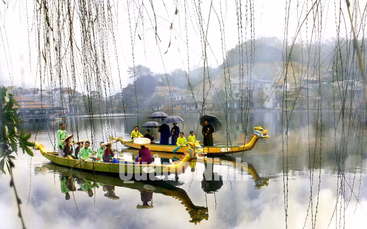 Đoàn chèo Quảng Ninh hát Quan Họ trên Hồ Ba Za tại Lễ hộ Đền Cửa Ông (2-2012). Ảnh Dương Phượng Đại
