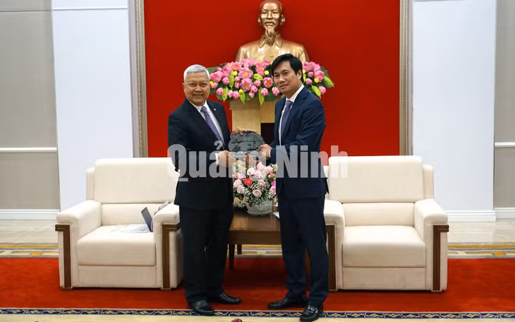 Chủ tịch UBND tỉnh, tặng quà lưu niệm cho ngài Ibnu Hadi, Đại sứ Đặc mệnh toàn quyền nước Cộng hòa Indonesia tại Việt Nam (11-2020). Ảnh: Nguyễn Thanh