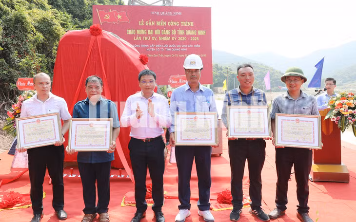 Đồng chí Nguyễn Văn Thắng, Phó Bí thư Tỉnh ủy, Chủ tịch UBND tỉnh, tặng bằng khen cho các đơn vị, cá nhân (8-2020). Ảnh: Đỗ Phương