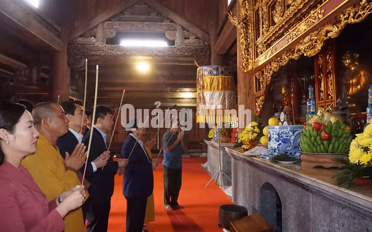 Đồng chí Phạm Minh Chính cùng các đại biểu tới thăm chùa Quỳnh Lâm (10-2020). Ảnh: Minh Đức