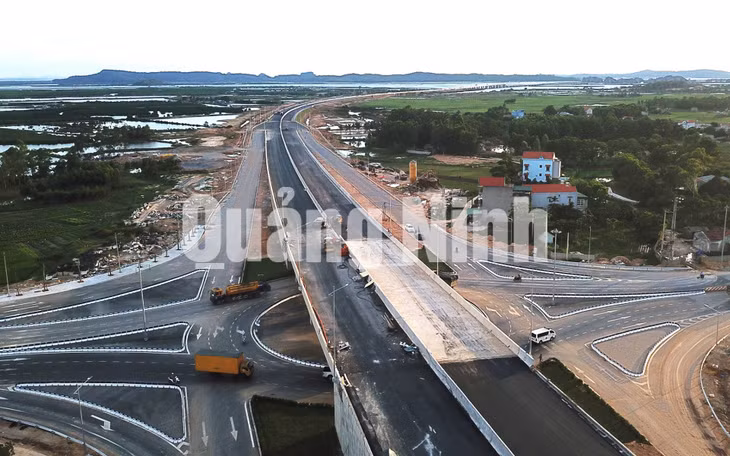 Thi công nút giao Minh Khai nối với cao tốc Hạ Long - Vân Đồn và giao cắt QL18 (7-2018). Ảnh: Đỗ Phương