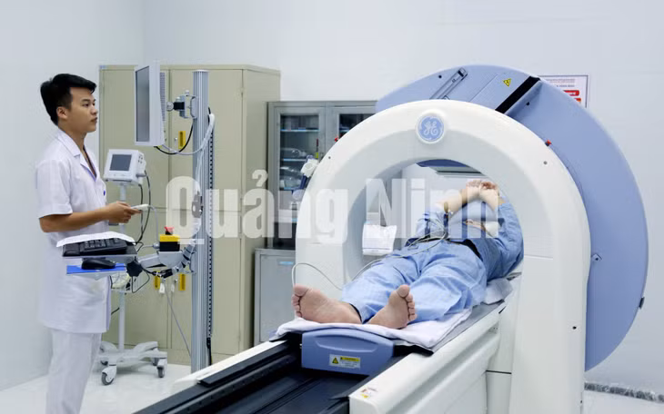 Kỹ thuật viên Bệnh viện Đa khoa tỉnh thực hiện chụp xạ hình SPECT tưới máu cơ tim cho bệnh nhân (9-2019). Ảnh: Khánh Giang