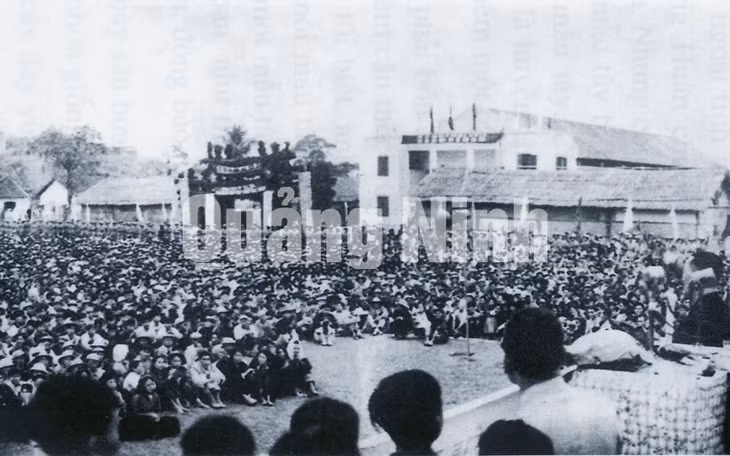 Chủ tịch Hồ Chí Minh nói chuyện với nhân dân các dân tộc tỉnh Hải Ninh tại Sân vận động TX Móng Cái (20-2-1960).