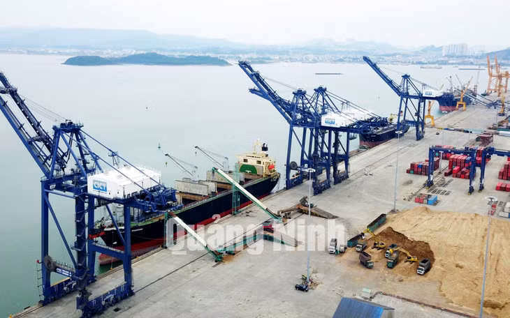 Bốc xếp hàng hóa tại Cảng container quốc tế Cái Lân (CICT) (12-2020). Ảnh: Đỗ Phương