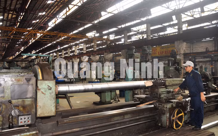 Công nhân vận hành thiết bị dây chuyền chế tạo con lăn băng tải. Ảnh: VMIC