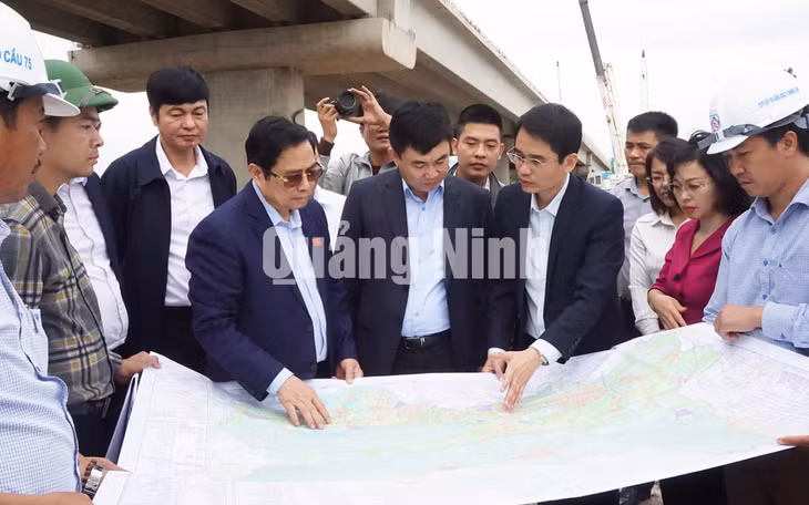 Đồng chí Phạm Minh Chính kiểm tra tiến độ Cầu Triều tại xã Hồng Phong, Thị xã Đông Triều (10-2020). Ảnh: Minh Đức