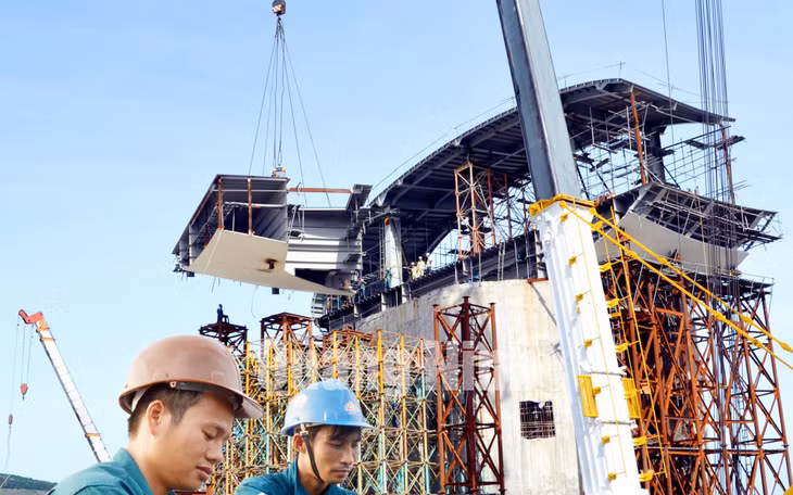 Thi công công trình Cung quy hoạch, hội chợ và triển lãm tỉnh Quảng Ninh. Ảnh: Đỗ Phương