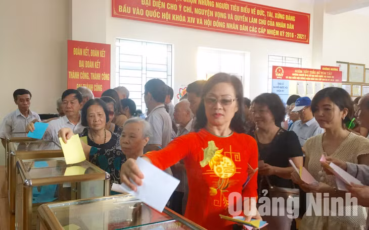 Cử tri bỏ phiếu tại khu vực bầu cử số 5, phường Hồng Hải, TP Hạ Long. Ảnh: Hoài Anh
