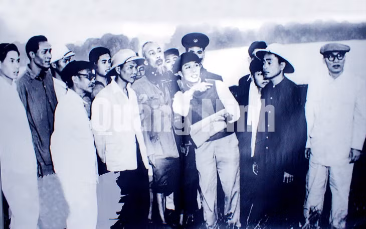 Chủ tịch Hồ Chí Minh thăm hỏi đời sống, sản xuất của nhân dân đảo Tuần Châu (31-3-1959).
