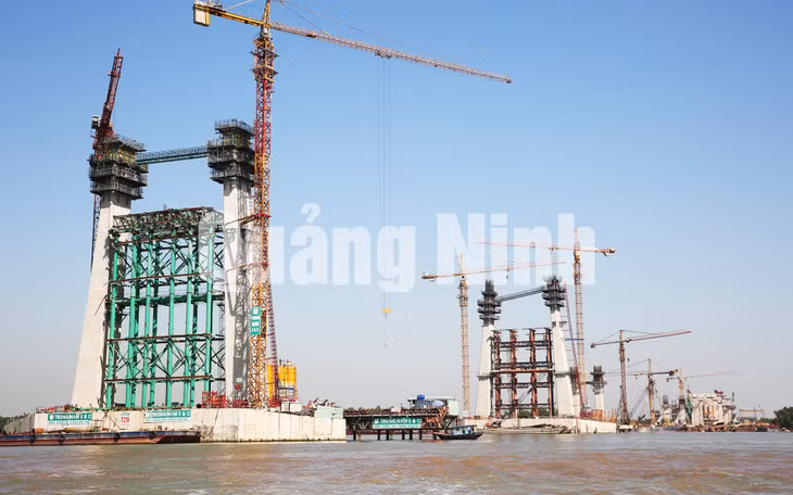 Thi công trụ tháp đốt 16 của cầu Bạch Đằng (12-2016). Ảnh: Đỗ Phương