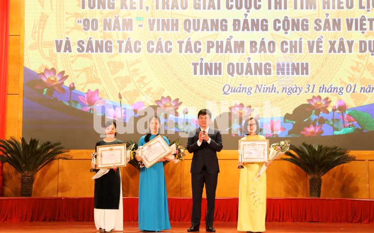 3 nhóm tác giả đoạt giải A Cuộc thi sáng tác các tác phẩm báo chí về công tác xây dựng Đảng tỉnh Quảng Ninh (1-2020). Ảnh: Thu Chung