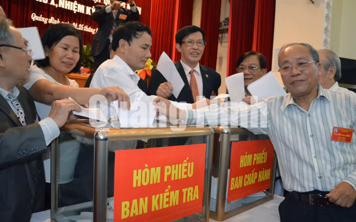 Đại biểu bỏ phiếu bầu BCH và Ban Kiểm tra Hội VHNT Quảng Ninh nhiệm kỳ X (2014-2019).