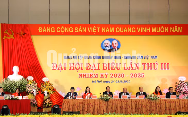 Đoàn Chủ tịch điều hành Đại hội (7-2020). Ảnh: Quốc Thắng