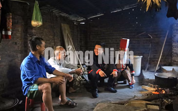 Anh Chìu Văn Phúc, Bí thư chi bộ, Trưởng thôn Phai Lầu (xã Đồng Văn, huyện Bình Liêu) tuyên truyền chủ trương, chính sách của Đảng, Nhà nước và của tỉnh tới nhân dân trong thôn. Ảnh: Hùng Sơn