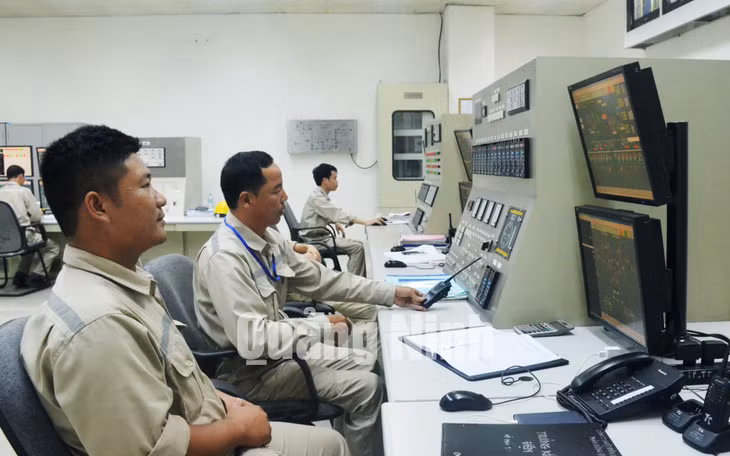 Công nhân Nhà máy Nhiệt điện Uông Bí vận hành hệ thống kiểm soát môi trường. Ảnh: Nguyễn Chiến