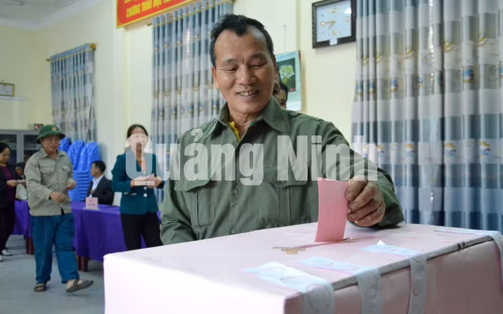 Cử tri thôn Chợ, xã Thống Nhất, TP Hạ Long bỏ phiếu bầu trưởng thôn nhiệm kỳ 2020-2022 (1-2020). Ảnh: Nguyễn Thanh