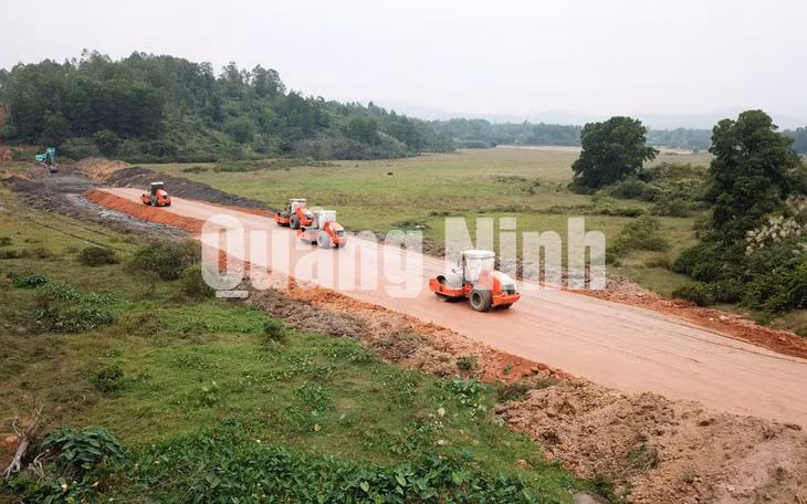 Thi công cao tốc Vân Đồn - Móng Cái (tại khu vực TP Móng Cái) (12-2019). Ảnh: Đỗ Phương