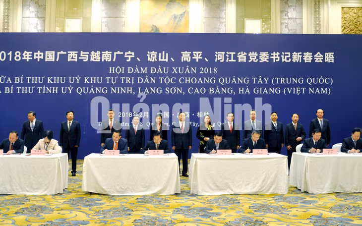 Các đại biểu chứng kiến ký kết các thoả thuận hợp tác hữu nghị tại chương trình Hội đàm đầu xuân 2018 (2-2018). Ảnh: Hồng Nhung