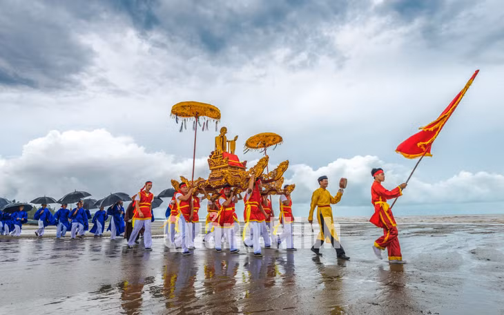 Nghênh kiệu rước thần trên biển. Ảnh: Nguyễn Đình Chí