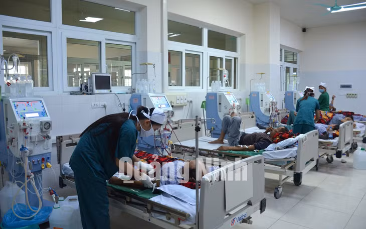 Chạy thận nhân tạo cho người bệnh tại Trung tâm Y tế TX Đông Triều (7-2019). Ảnh: Nguyễn Hoa