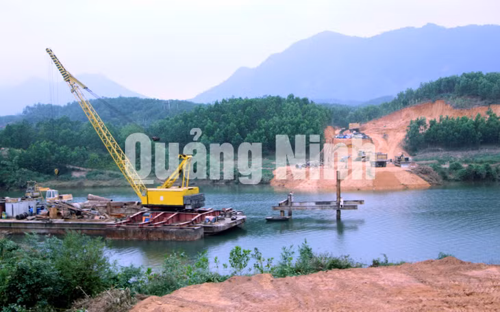Thi công dự án cầu Nam Sơn, xã Nam Sơn. Ảnh: Thu Trang