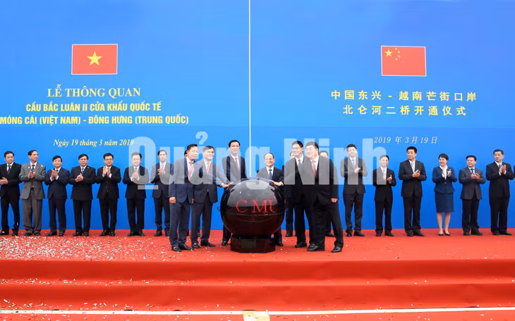 Các đồng chí lãnh đạo 2 tỉnh Quảng Ninh (Việt Nam) và Khu tự trị dân tộc Choang Quảng Tây (Trung Quốc) bấm nút thông quan cầu Bắc Luân II (3-2019). Ảnh: Đỗ Phương