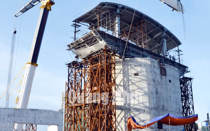 Thi công công trình Cung quy hoạch, hội chợ và triển lãm tỉnh Quảng Ninh. Ảnh: Đỗ Phương