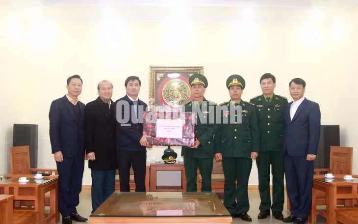 Đồng chí Nguyễn Tường Văn, Chủ tịch UBND tỉnh, tặng quà Đồn Biên phòng Pò Hèn (12-2020). Ảnh: Mạnh Trường