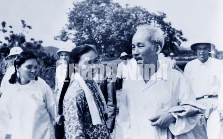 Chủ tịch Hồ Chí Minh thăm hỏi đời sống người dân trên đảo Cô Tô.