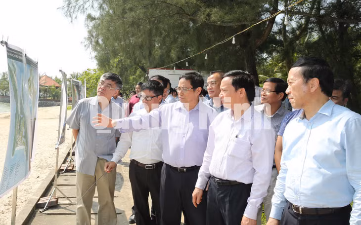 Các đồng chí lãnh đạo Trung ương và tỉnh Quảng Ninh thăm dự án Cảng hàng không Quốc tế Vân Đồn và vị trí quy hoạch khu nghỉ dưỡng chất lượng cao tại khu vực Bãi Dài, xã Hạ Long, huyện Vân Đồn.