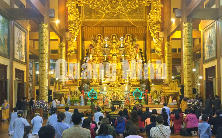 Du khách đến bái lễ chùa Ba Vàng đầu năm (2-2018). Ảnh: Vạn Thảo