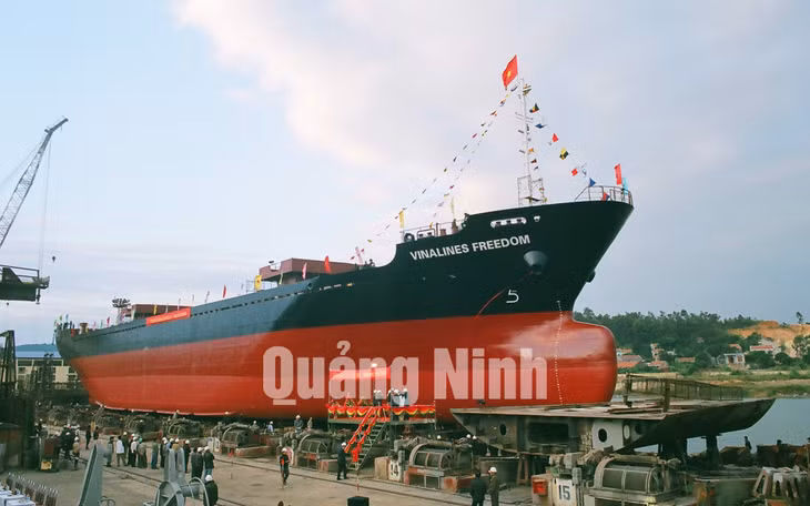 Hạ thủy tàu 12.500 tấn Vinalines Freedom.