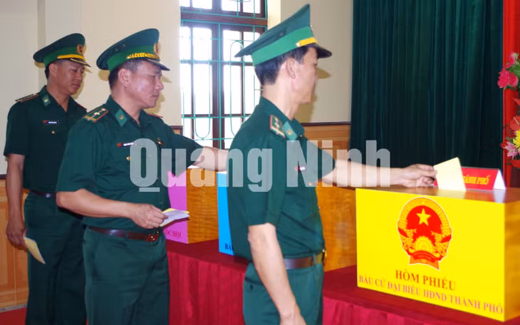 Cán bộ, chiến sĩ Đồn Biên phòng cửa khẩu Móng Cái bỏ phiếu bầu ĐBQH khóa XIV và HĐND các cấp, nhiệm kỳ 2016-2021. Ảnh: Lưu Linh