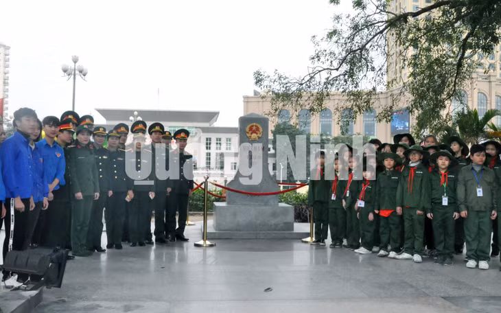 Đoàn công tác Bộ CHQS tỉnh đến tham quan Cột mốc biên giới Việt - Trung 1369 (2-2018). Ảnh: Trúc Linh