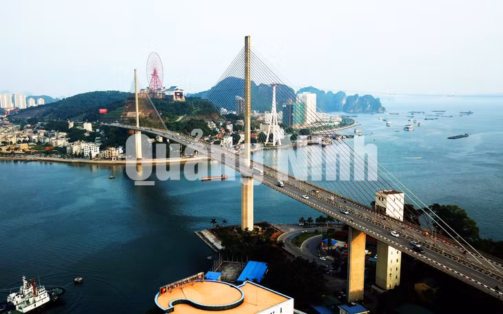 Cầu Bãi Cháy nối đôi bờ thành phố (9-2019). Ảnh: Đỗ Phương