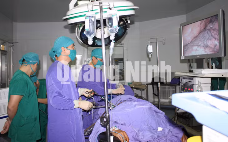 Phẫu thuật cắt thực quản nội soi. Ảnh do Bệnh viện Đa khoa tỉnh cung cấp