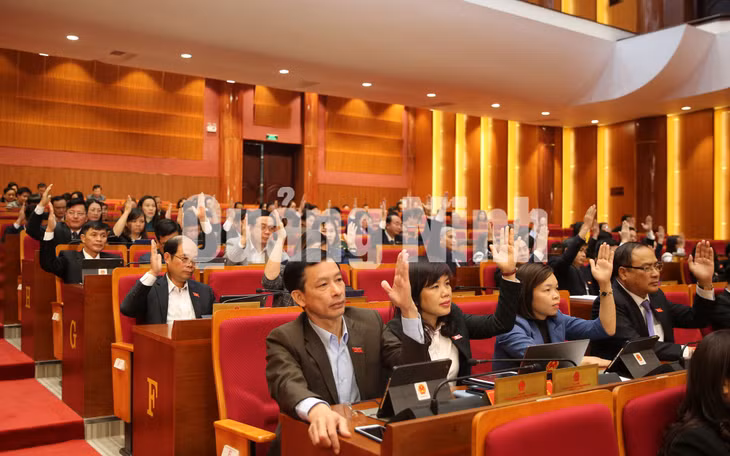 Các đại biểu biểu quyết thông qua 25 nghị quyết tại kỳ họp (12-2019). Ảnh: Hùng Sơn