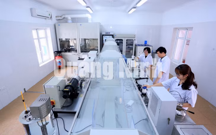 Hoạt động thử nghiệm, kiểm định chất lượng xăng, dầu tại Công ty Xăng dầu B12 trong phòng thí nghiệm VILAS16 đạt tiêu chuẩn quốc gia (11-2019). Ảnh: Minh Đức
