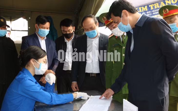 Chủ tịch UBND tỉnh Nguyễn Tường Văn kiểm tra khai báo y tế tại chốt nút giao phường Phong Hải (đường lên và xuống cao tốc Hạ Long-Hải Phòng) (1-2021). Ảnh: Phạm Tăng