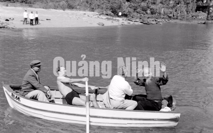 Chủ tịch Hồ Chí Minh cùng G.Titov và Đại sứ Liên Xô tại Việt Nam ngồi xuồng do đích thân G.Titov chèo, ghé vào hòn đảo trên Vịnh Hạ Long mà sau đó được Người đặt tên là đảo G.Titov.