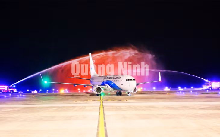 Vòi rồng đón chuyến bay quốc tế đầu tiên Thẩm Quyến - Vân Đồn hạ cánh xuống Cảng hàng không quốc tế Vân Đồn (27-5-2019). Ảnh: Đỗ Phương