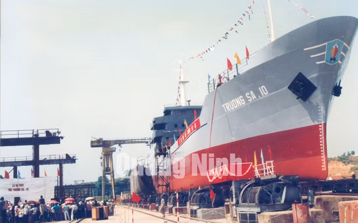 Hạ thủy tàu Trường Sa 10 trọng tải 1.000 tấn (1990-1995).