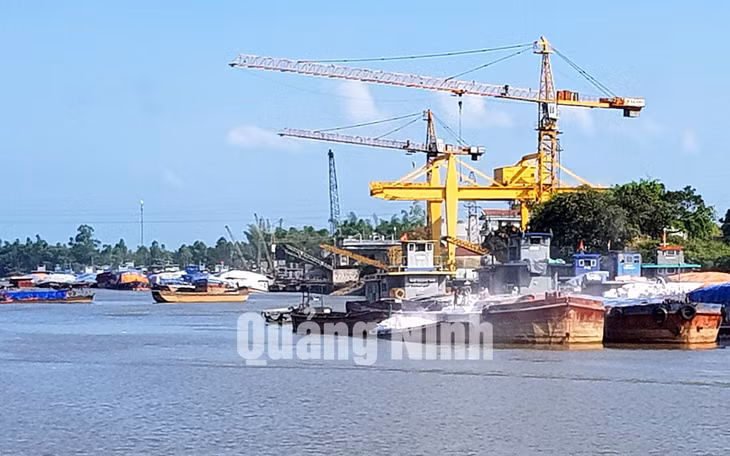 Bốc xếp hàng hóa xuất khẩu trên sông Ka Long (5-2018). Ảnh: Thái Cảnh