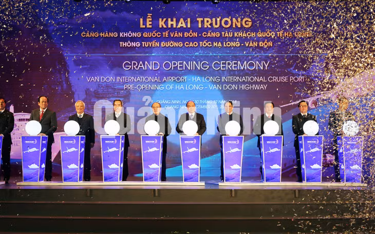 Các đại biểu TƯ và địa phương tham dự lễ khánh thành 3 công tình giao thông trọng điểm của Quảng Ninh (12-2018). Ảnh: Đỗ Phương